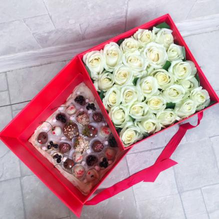 Коробка с розами и ягодами в шоколаде